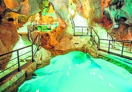 Künstlicher See in der Höhle.