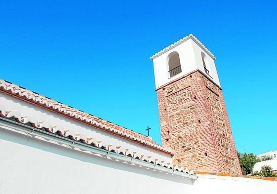 Glockenturm. Das Minarett von Corumbela ist in die Kirche von San Pedro integriert.