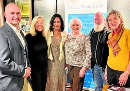 Vorstandsmitglieder des Presseclubs mit Lydia Cacho (3. v. l.).