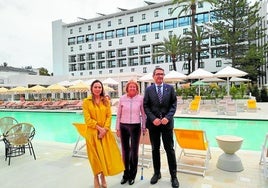 Hoteldirektorin Merry Antoja, Bürgermeisterin Ángeles Muñoz und der Tourismusdelegierte Carlos García.