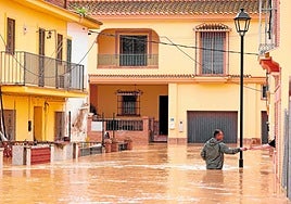 Bis zur Hüfte reichte den Bewohnern des Stadtteils Santa Ana in Cártama das Wasser am vergangenen Dienstag.