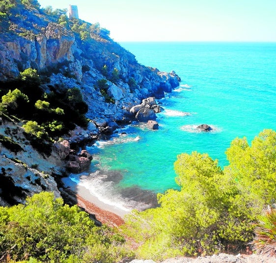 Der Donella-Strand bei Nerja im Osten der Provinz Málaga.