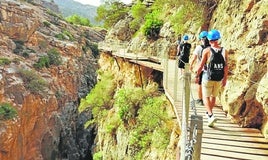 Der Steig durch die Schlucht Desfiladero de los Gaitanes ist gut gesichert. Als Schutz gegen sehr seltenen Steinschlag müssen die Besucher Helme tragen.