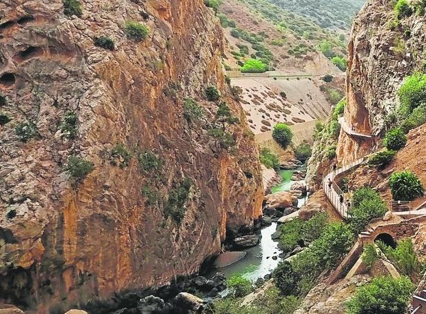Der Weg bietet atemberaubende Ausblicke auf die Schlucht.