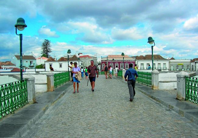 Die römische Brücke Ponte Velha ist eine der Sehenswürdigkeiten der Stadt.