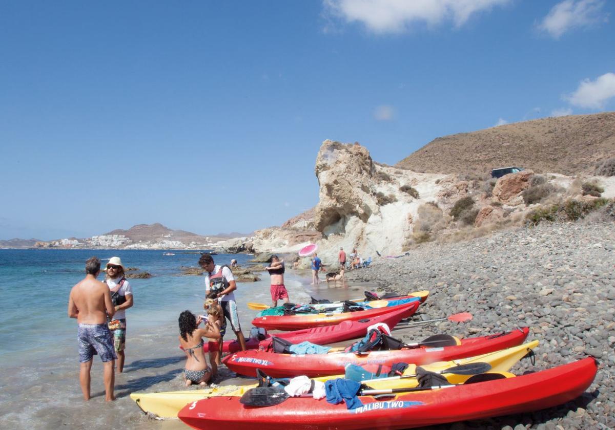 Cabo de Gata, Almería. Kajaktouren ermöglichen auch den Zugang zu Stränden, die sonst schwer zugänglich sind.