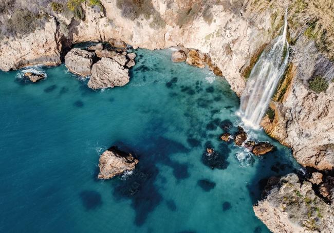 Der Wasserfall bei Maro stürzt 15 Meter tief ins Meer hinunter.