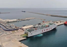 Die Fähre im Hafen von Motril.