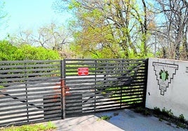 Haupteingang der seit 2003 geschlossenen Villa Turística von Periana.