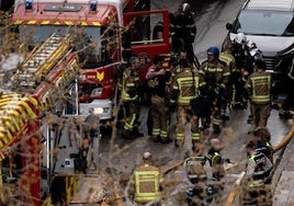 Feuerwehrleute aus Alcorcón am Mittwochnachmittag am Brandort.