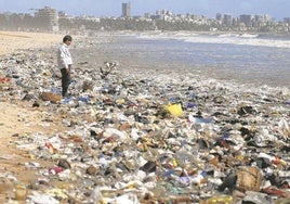 Plastikmüll an der Küste von Bombay.