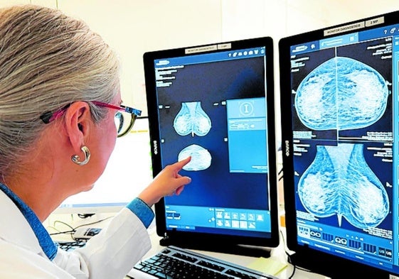 Spezialistin wertet mit KI-Unterstützung Aufnahmen aus.