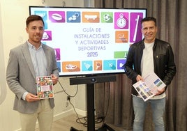 Der Stadtrat für Sport und der Bürgermeister von Torrox, bei der Vorstellung des neuen Sportführers.
