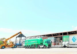 Lkw-Verladung auf einem Niederfuhrzug.