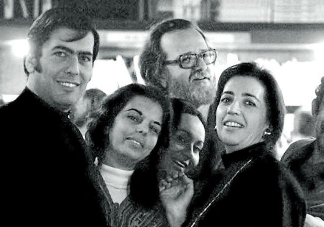 Vargas Llosa (l.), José Donoso und García Márquez (r.) mit Ehefrauen.