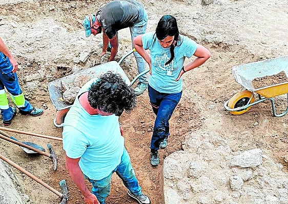 Mitarbeiter von Astarté bei einer Ausgrabung.