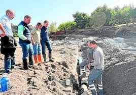 Reparaturen an der durch das Unwetter beschädigten Rohrleitung.