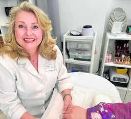 Einen Schreibtisch braucht sie nicht. Bettina Kreuzer an ihrem Arbeitsplatz in der Kosmetik.