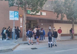 Schüler heute morgen vor einer Schule