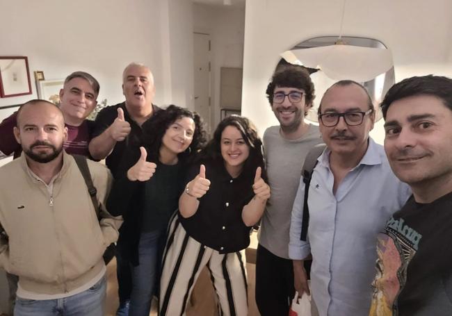Javi Romero, Pedro García, Rafa Cortés, Marina Martínez, Cristina Pinto, Dani Maldonado und José Miguel Aguilar, gegen Mitternacht nach ihrem 'Überfall' auf das Haus von Maldonado