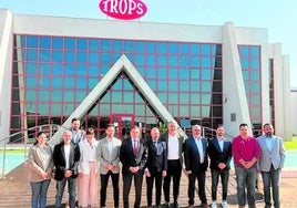 Landwirtschaftsminister Luis Planas (7. v. r.) mit Bürgermeistern und Stadträten am Sitz von Trops.