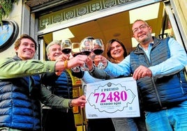 Losverkäufer und Kunden feiern den Gordo bei der letzten Weihnachtsziehung in Logroño.