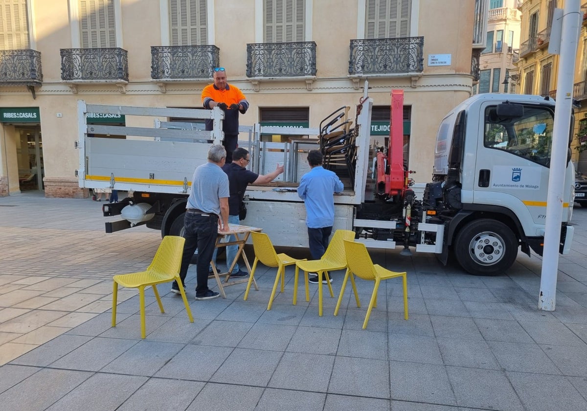 Stadtverwaltung von Málaga lässt Tische und Stühle von Terrassenlokalen einsammeln und abtransportieren