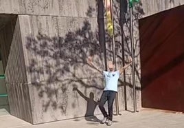 Der Angeklagte ließ sich tanzend vor dem Gericht in Antequera filmen, um sich über seine Exfrau lustig zu machen.