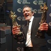 Antonio Banderas posiert mit zwei der vier Preise, die er für das Musical «Gypsy» gewonnen hat, während der Talía-Preisverleihungsgala am Montag in Madrid.