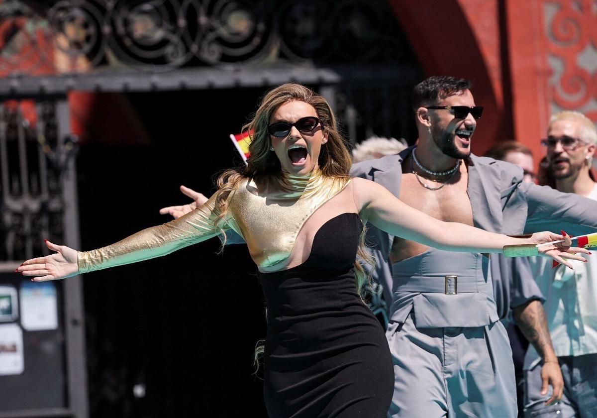 Melody trägt ein Design aus Málaga auf dem türkisfarbenen Eurovisions-Teppich