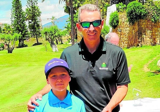 Silas Förster mit dem gläsernen Siegerpokal des Golfverbands.