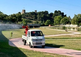 Sprühwagen in der Umgebung des Flusses Fuengirola.
