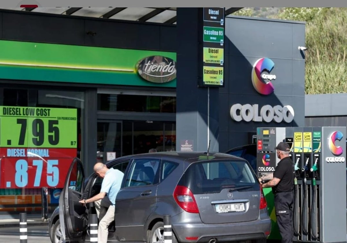 Frauen an einer Tankstelle in Churriana gefilmt und drei Polizisten verletzt
