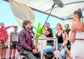 Die Schauspieler Salva Reina und Maggie Civantos bei der Aufnahme einer Sequenz in den Baños del Carmen für den von RTVE produzierten Film 'Malaka'.