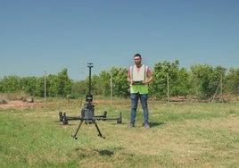 José Gómez, einer der CSIC-Forscher, beim Aufstieg des Meteo-Dron.