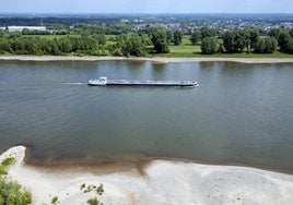 Niedrigwasser auf dem Rhein (Bild: Leverkusen, 15. Mai) durch Hitze und fehlende Niederschläge.