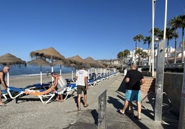 Badende in Rincón de la Victoria bei der Nutzung einer Fußdusche