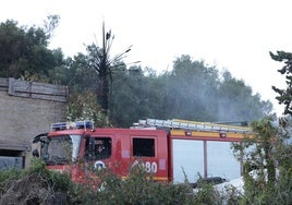 Die Feuerwehr beim Löschen des Brandes.