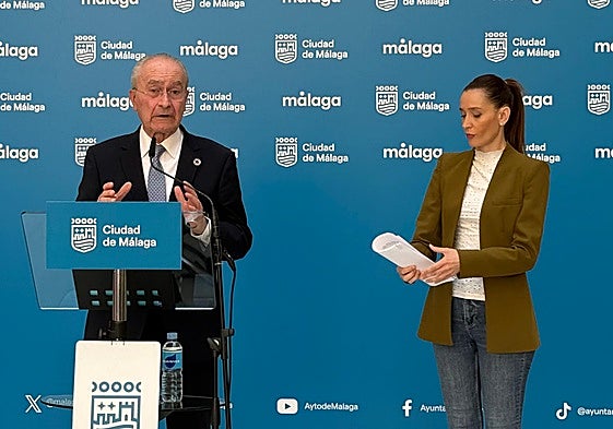 Bürgermeister Francisco de la Torre während seiner Bilanz, rechts die PP-Sprecherin Elisa Pérez de Siles.