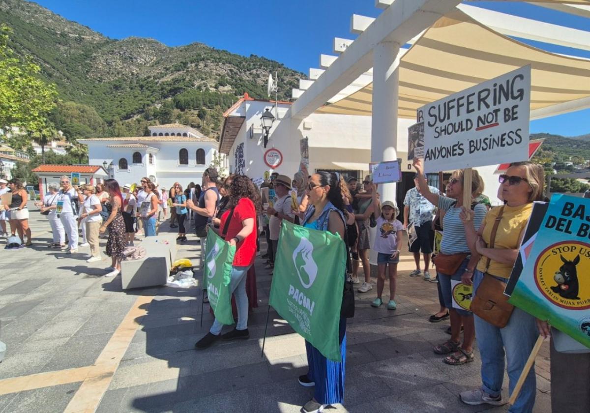Demonstranten versammelten sich erneut, um gegen die Esel-Taxis in Mijas zu protestieren