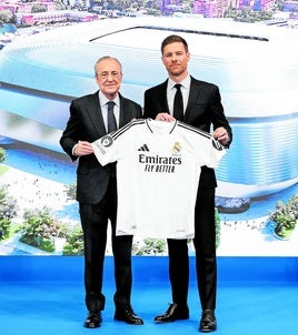 Clubpräsident Florentino Pérez bei der Pressekonferenz am Dienstag mit Xabi Alonso.