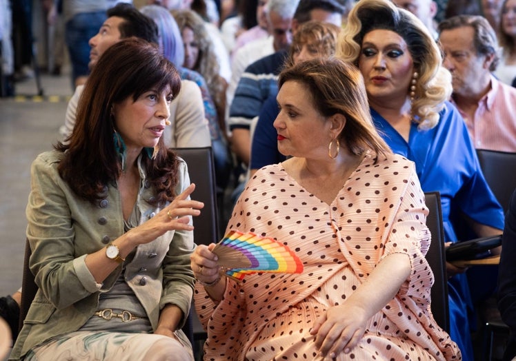 Die Ministerin für Gleichstellung, Ana Redondo, mit der Bürgermeisterin von Torremolinos, Margarita del Cid.