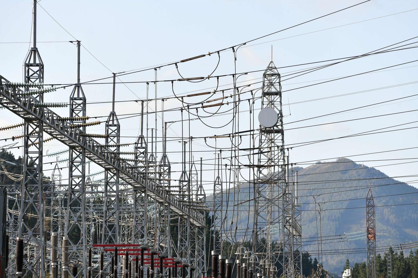 Red Eléctrica macht nach dem Stromausfall eine Kehrtwende in seiner Energiepolitik, verteidigt aber die bisherige Praxis