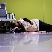 Ein Obdachloser im Flughafen von Malaga.