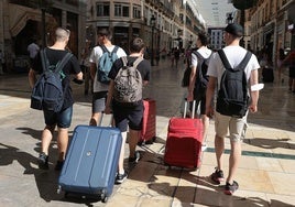 Touristen auf dem Weg zu ihrer Unterkunft im Zentrum von Málaga.
