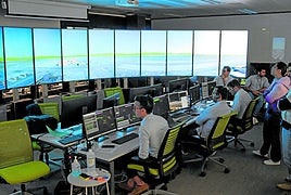 Fluglotsen simulieren im Flugsicherungszentrum von Enaire Bewegungen am Flughafen Málaga.