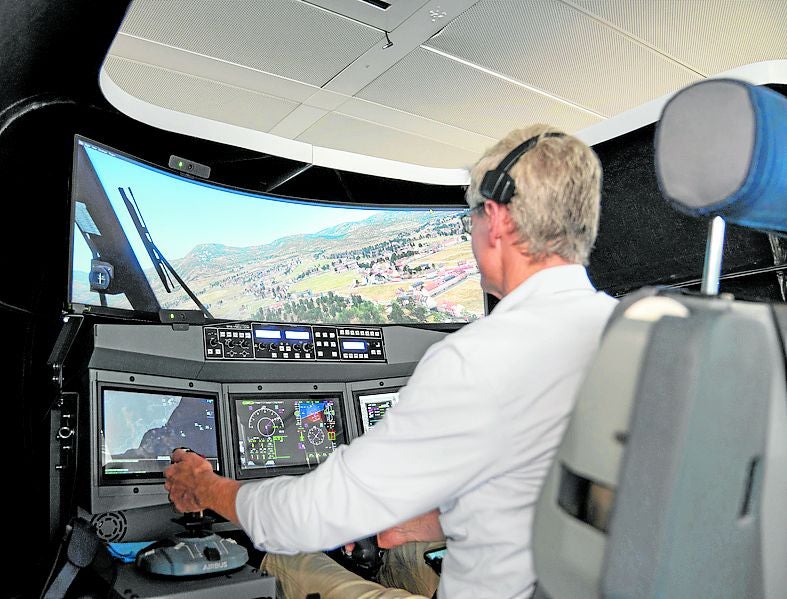 Ein Pilot macht einen Probeflug auf der Route Málaga-Granadamit einer Passagier-Drohne.