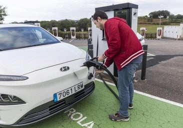 Laden eines E-Autos.