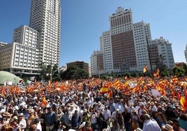 Spanien-Flaggen, wohin man sah auf der Plaza de España.