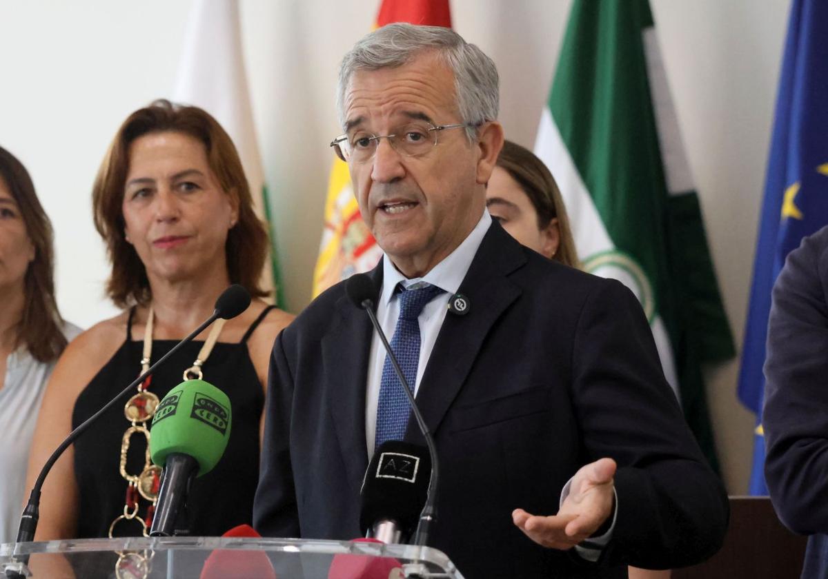 García Urbano auf einer Pressekonferenz.